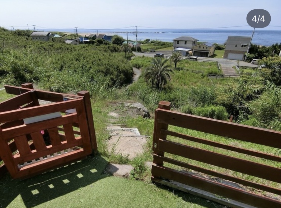 villa STAYSEA 海辺の宿｜千葉県・館山・南房総｜デッキのこの扉からくだると海まで徒歩3分