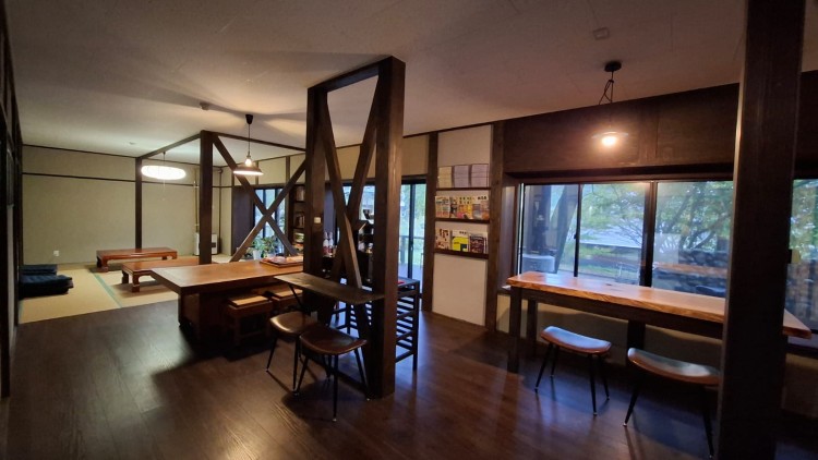 群馬県 水上・月夜野・猿ヶ京・法師のコテージ｜Tanigawa Valley Lodge & Coffee Roasteryの写真：ラウンジ・ゲームルーム＆ダイニング