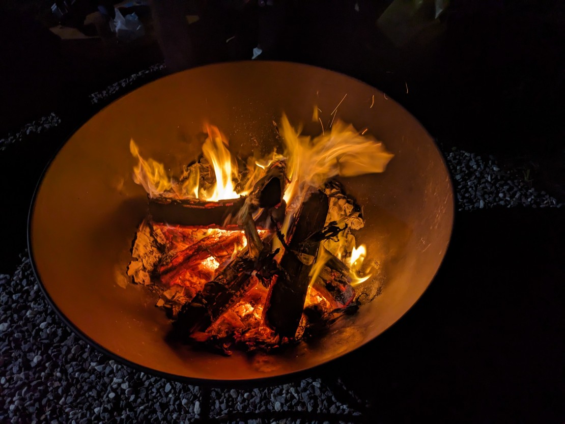 Tanigawa Valley Lodge & Coffee Roastery｜群馬県・水上・月夜野・猿ヶ京・法師｜夜の焚き火を囲み、満天の星空と自然の静寂に包まれる、庭のくつろぎスペース。