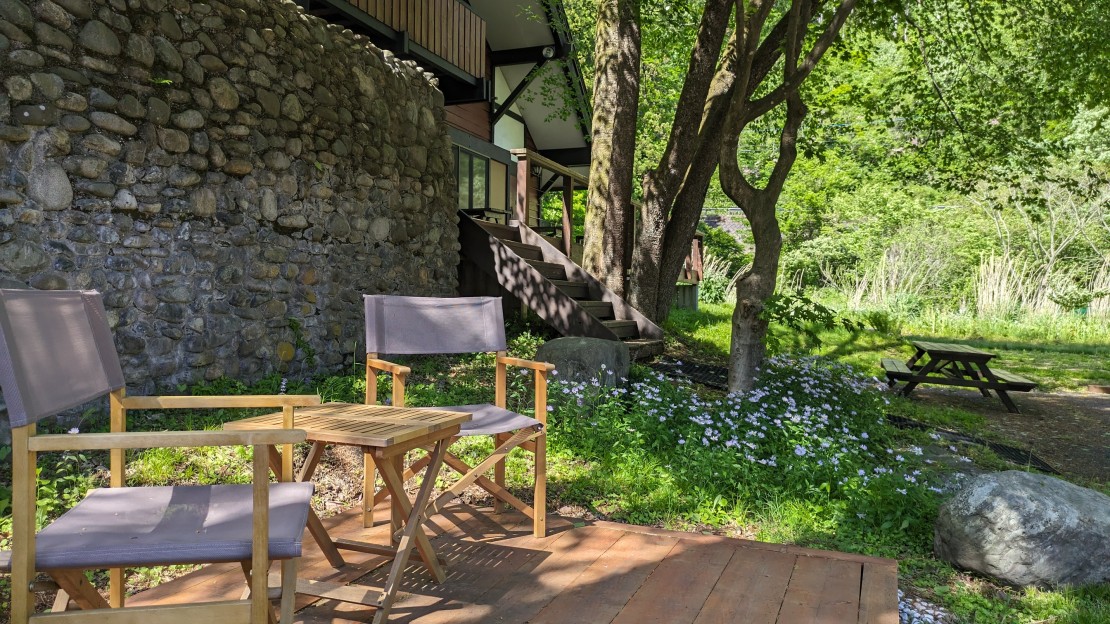 Tanigawa Valley Lodge & Coffee Roastery｜群馬県・水上・月夜野・猿ヶ京・法師｜季節ごとに表情を変える庭園に、テーブルと椅子を備えたミニデッキをご用意。
お気に入りの場所で、飲み物や軽食をゆっくりとお楽しみください