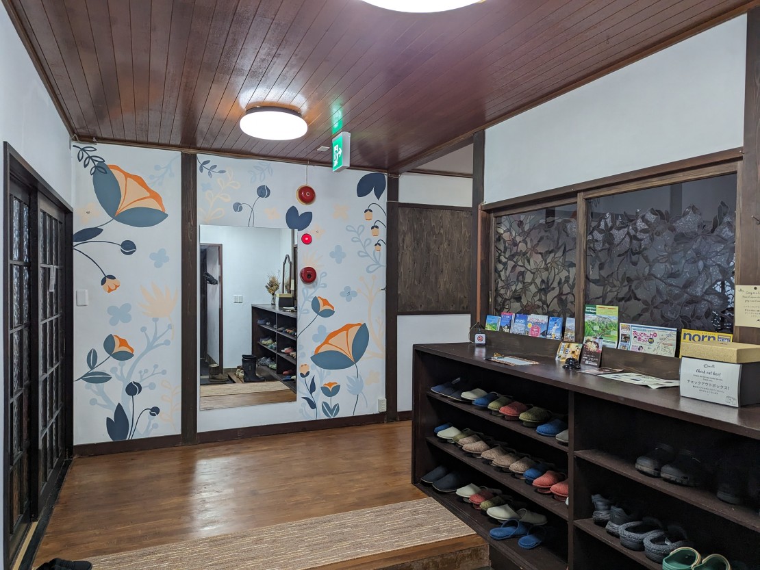 Tanigawa Valley Lodge & Coffee Roastery｜群馬県・水上・月夜野・猿ヶ京・法師｜玄関では各サイズのスリッパと地域の観光情報がお出迎え。シャボン玉も用意しているので、お子様はテラスで思いきりお楽しみください。