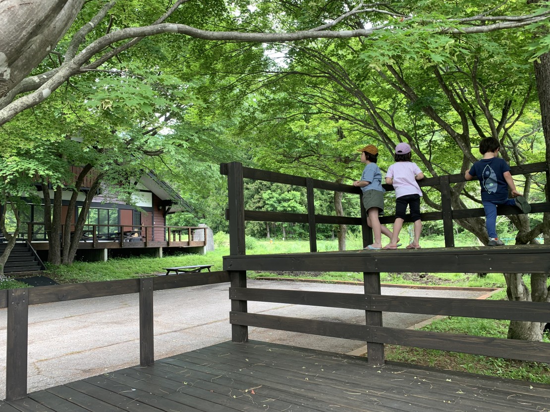 Tanigawa Valley Lodge & Coffee Roastery｜群馬県・水上・月夜野・猿ヶ京・法師｜もみじや花壇、芝生に囲まれた開放的な無料駐車場。
普通車8〜9台、またはマイクロバス2台まで駐車可能で、大人数のグループも安心です。