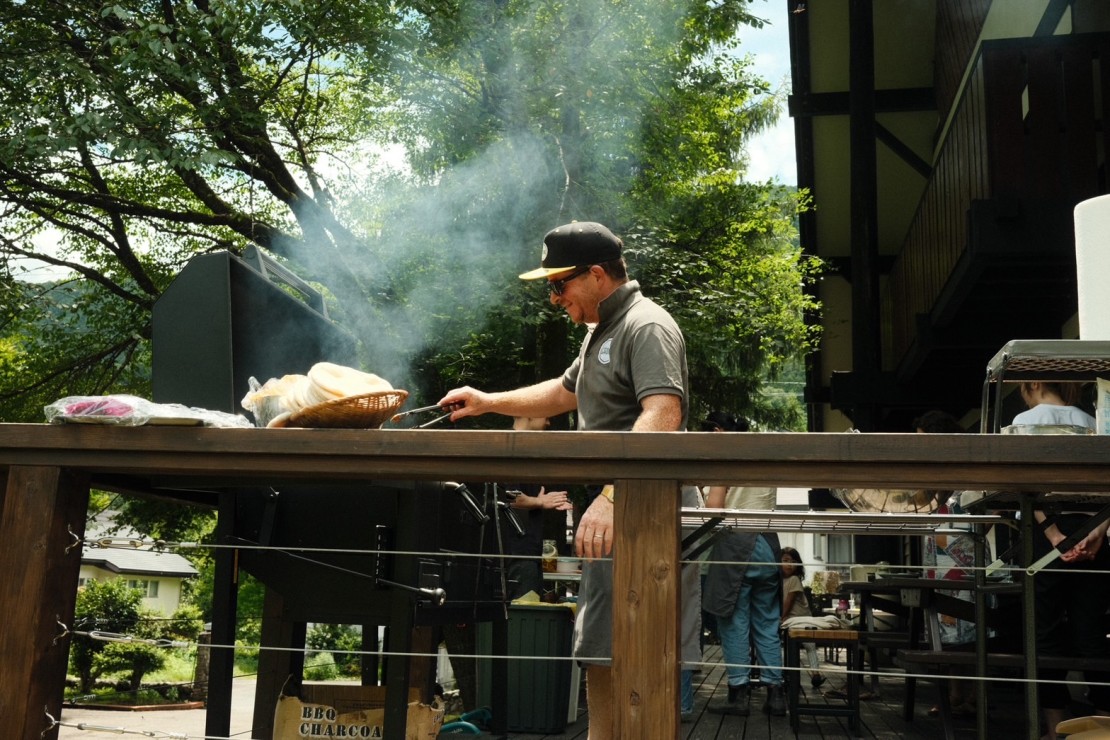 Tanigawa Valley Lodge & Coffee Roastery｜群馬県・水上・月夜野・猿ヶ京・法師｜炭火と笑い声が弾ける、山のテラスBBQ。機材一式完備で、あとは食材を持ち込むだけ。