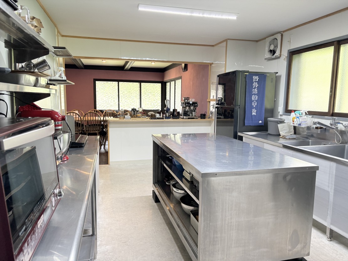 Tanigawa Valley Lodge & Coffee Roastery｜群馬県・水上・月夜野・猿ヶ京・法師｜電子レンジ・オーブン・IHクッキングヒーター・スタンドミキサー・ワッフルメーカー・たこ焼き器・鉄板ホットプレートなど、充実の全電化キッチン。
串や調理器具も豊富に揃っており、BBQと合わせてご自由にお使いいただけます。