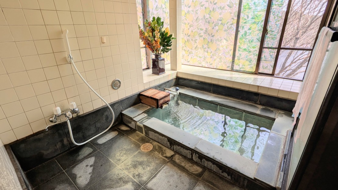 草津温泉源泉かけ流し別荘　MIKI's HOUSE ミキズハウス｜群馬県・草津・尻焼・花敷｜お風呂も光が差し込みます