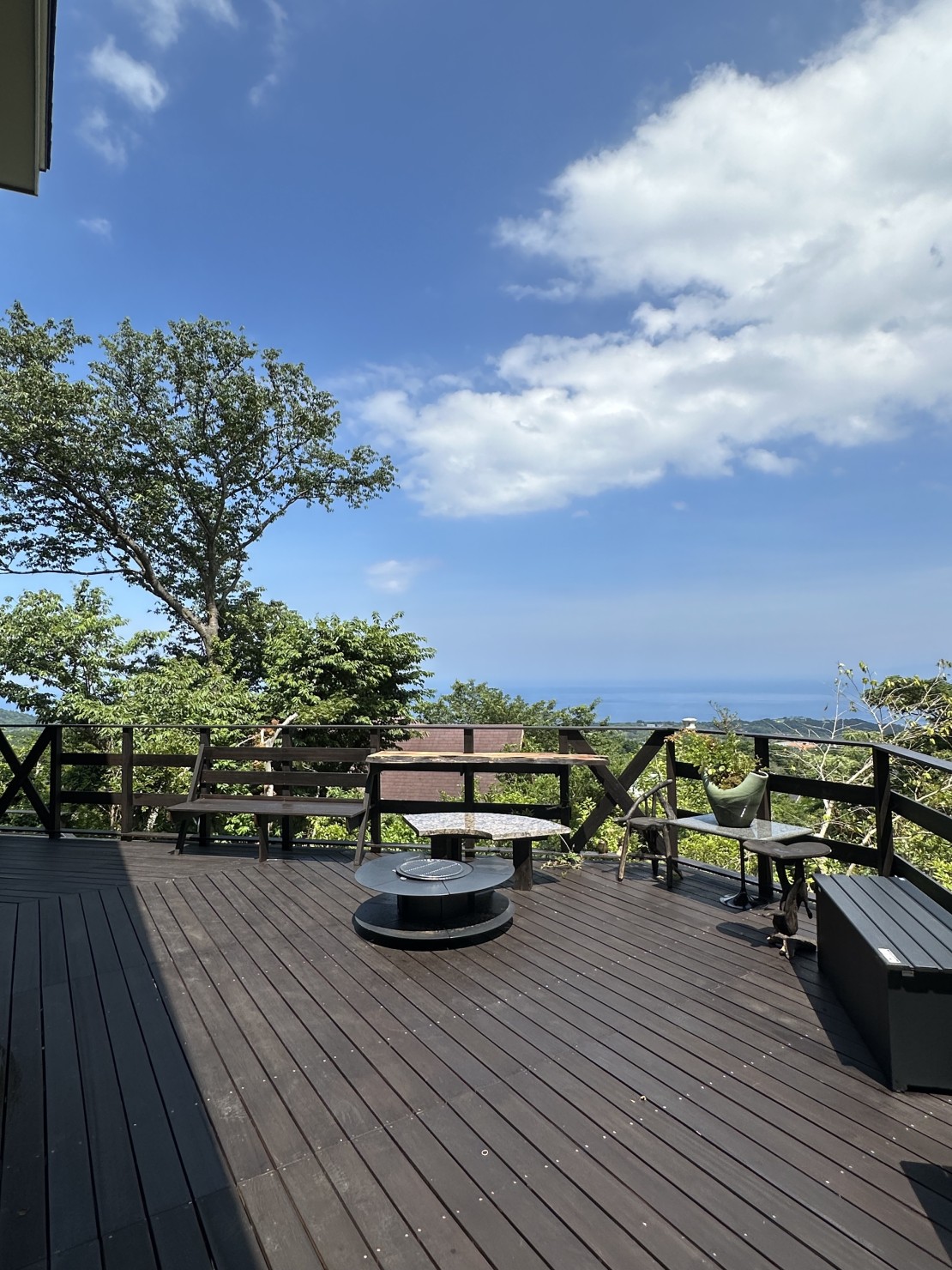 イサナ パノラマ ヴィラ｜静岡県・伊豆高原｜空と海を遠くに望むテラスで、贅沢なひとときを