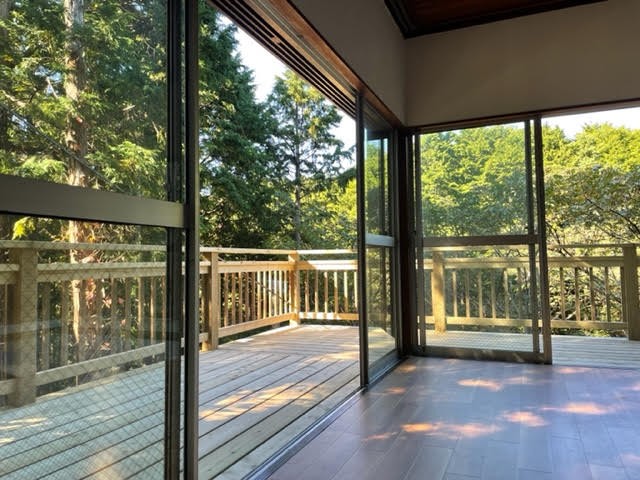 静岡県 熱海の貸別荘・コテージ｜森のコテージViViの写真｜窓の外は緑がいっぱい！