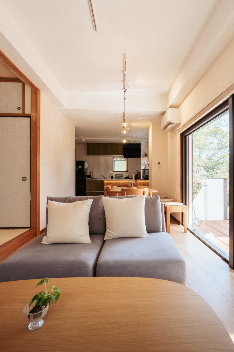 静岡県 伊豆高原のコテージ｜COZY HOUSE Izukogen　 (コージーハウス伊豆高原）の写真：漆喰と木製家具のモダン空間