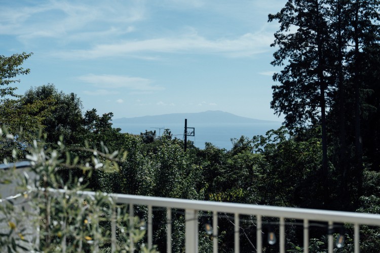 静岡県 伊豆高原のコテージ｜COZY HOUSE Izukogen　 (コージーハウス伊豆高原）の写真：２階からは大島と相模湾が望めます