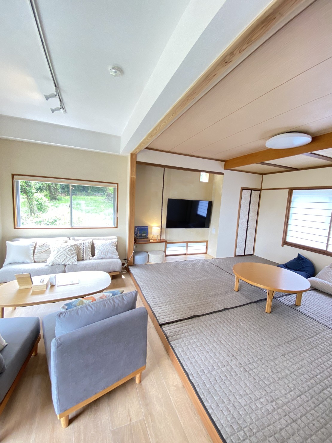 COZY HOUSE Izukogen　 (コージーハウス伊豆高原）｜静岡県・伊豆高原｜広々としたダイニングエリア（右手側は和室となっております）