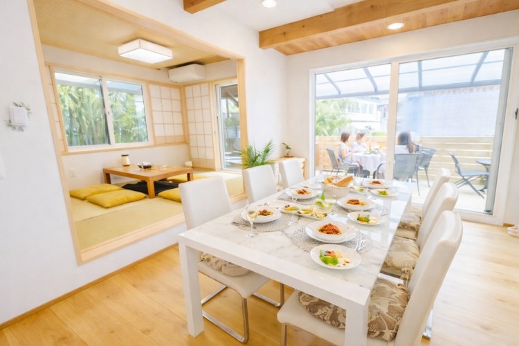 奈良県 奈良・斑鳩・天理のコテージ｜Villa Egao（ヴィラ笑顔）の写真：開放感あふれるリビング・ダイニング