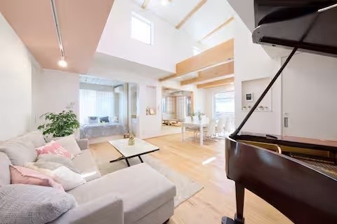 Villa Egao（ヴィラ笑顔）｜奈良県・奈良・斑鳩・天理｜スタインウェイのグランドピアノと、リビング・ダイニング・和室がつながる開放的な空間
