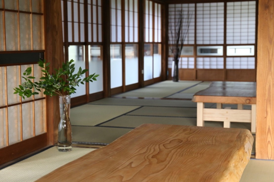 白浜プライベート古民家SHIOKAZE｜千葉県・館山・南房総｜潮風の抜ける続き間は26帖の広さ！