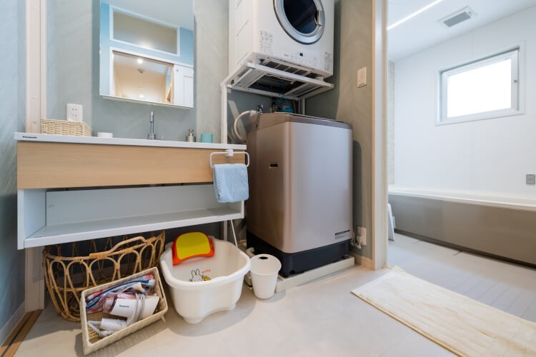 沖縄県 沖縄市（コザ）・北谷・宜野湾のコテージ｜コテージ マカナレアリゾート沖縄の写真：洗面室・洗濯機も2階と3階にそれぞれ一つづつ。大人数で長期滞在されても快適にご利用いただけます。