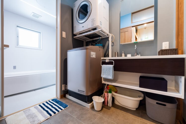 コテージ マカナレアビーチ沖縄｜沖縄県・沖縄市（コザ）・北谷・宜野湾｜洗面室・洗濯機も2階と3階にそれぞれ一つづつ。大人数で長期滞在されても快適にご利用いただけます。