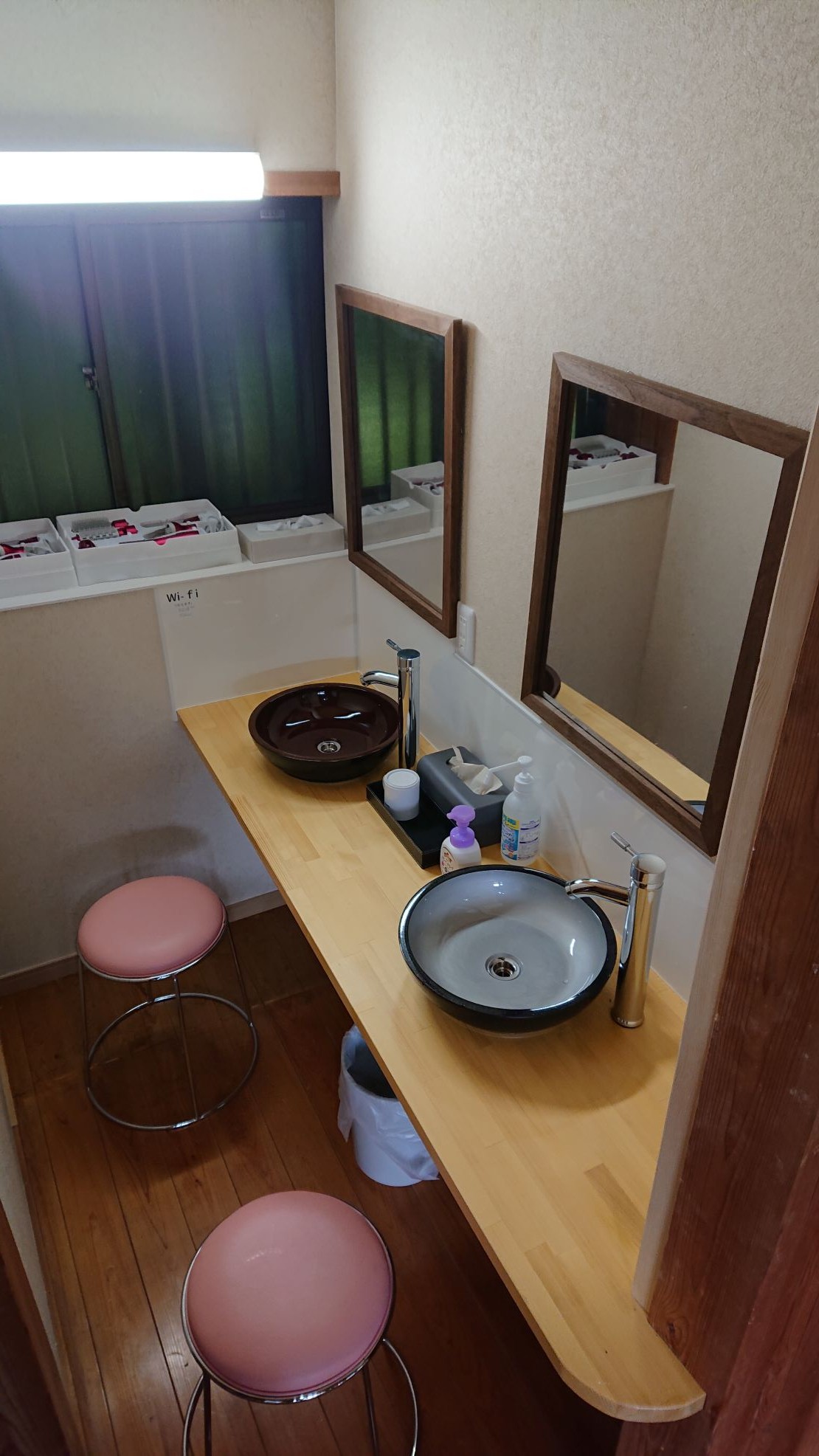 千葉県 勝浦・鴨川のコテージ｜久遠荘の写真：お化粧、髪のお手入れができるパウダースペースです。