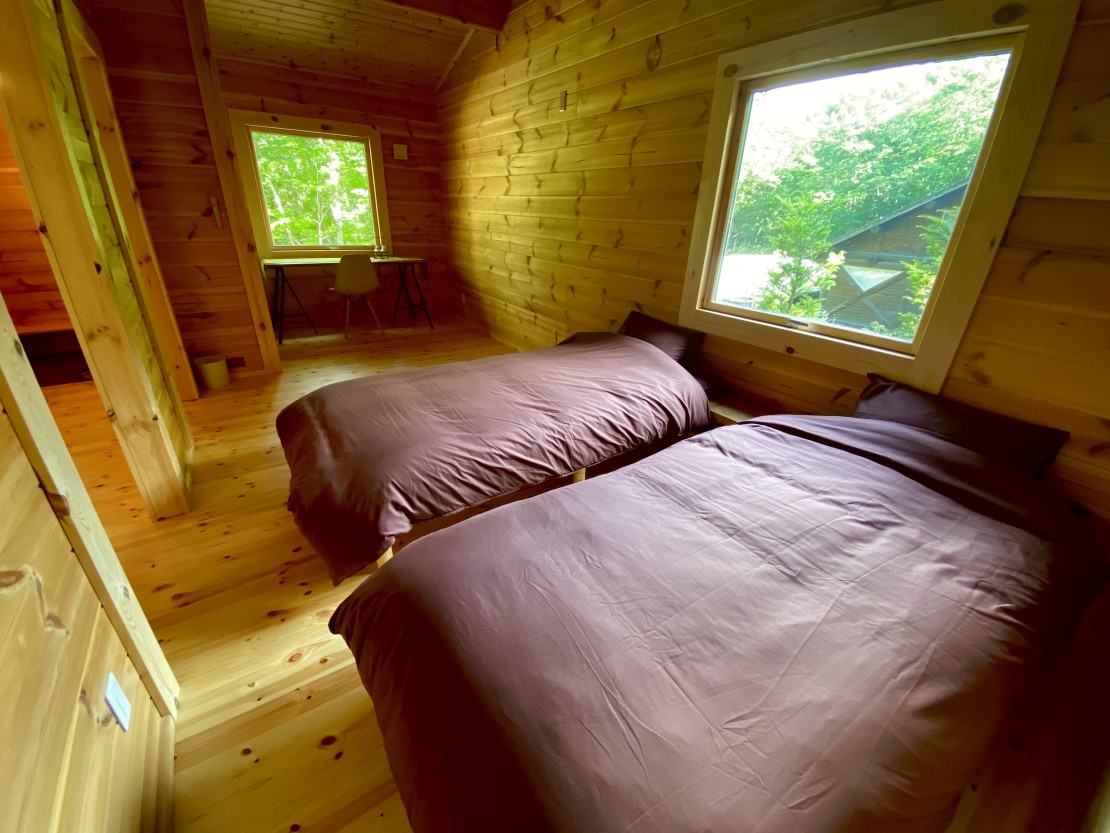 群馬県 万座・嬬恋・北軽井沢のコテージ｜森のログハウスMOKKIの写真：寝室